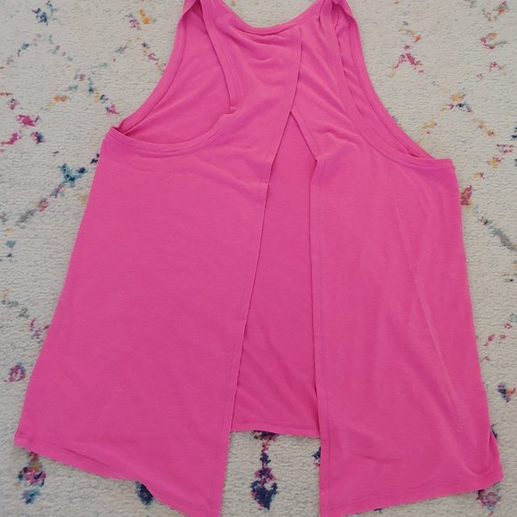 Split back pink GAP athletic top - Picture 2 of 4